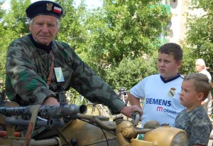 Franciszek Czubiel na swoim historycznym, niemieckim motocyklu