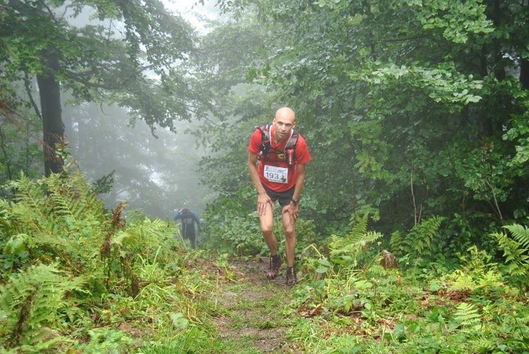 Tak wbiegał na górę Grzegorz Pożak podczas biegu "Chudy Wawrzyniec 2013", Ten morderczy Ultramaraton został uhonorowany Srebrną Kozicą w plebiscycie na najlepszy bieg górski. g pozak 1