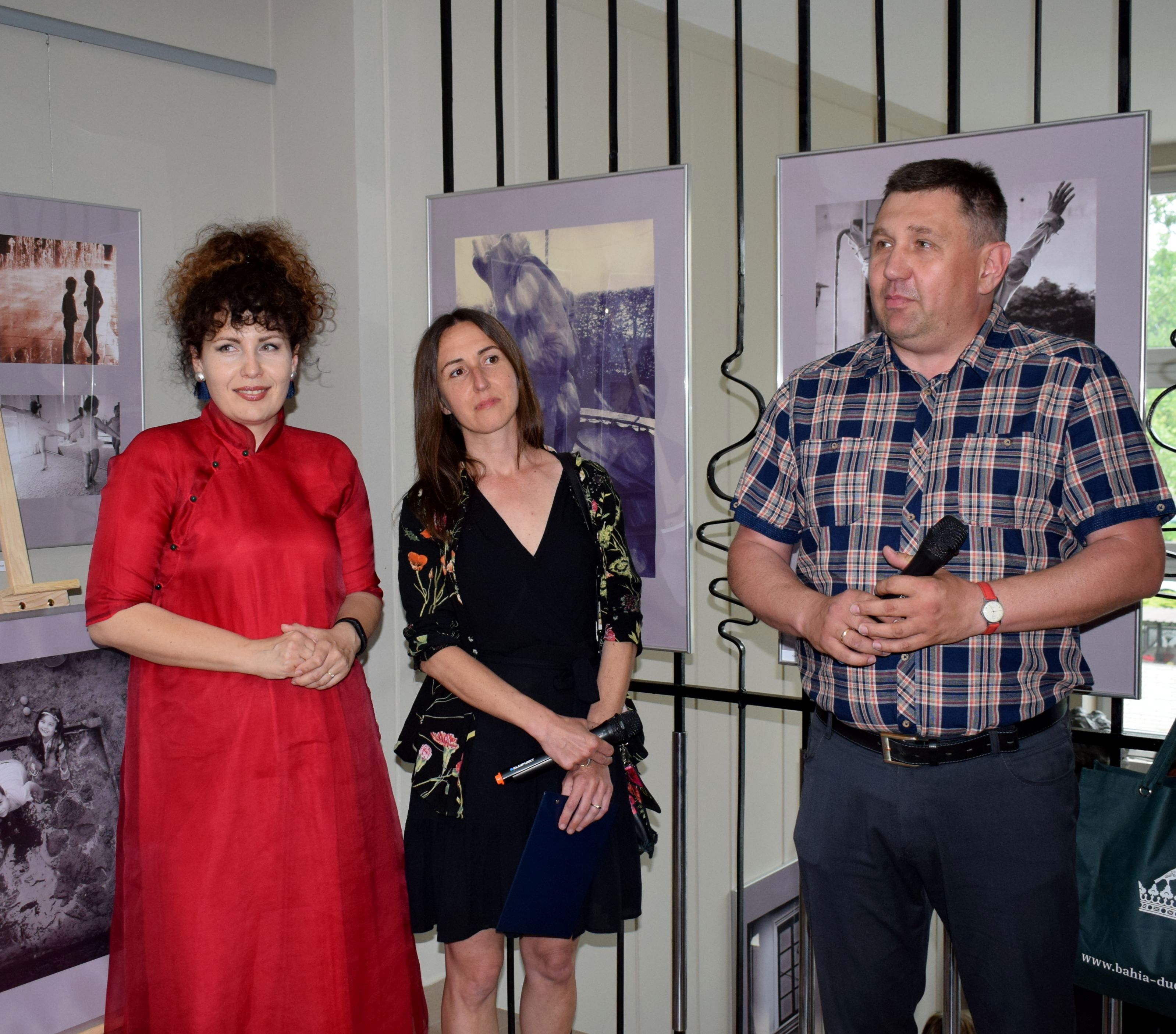 Fotografie Katarzyny Lenarciak i Katarzyny Wójcik w bibliotece