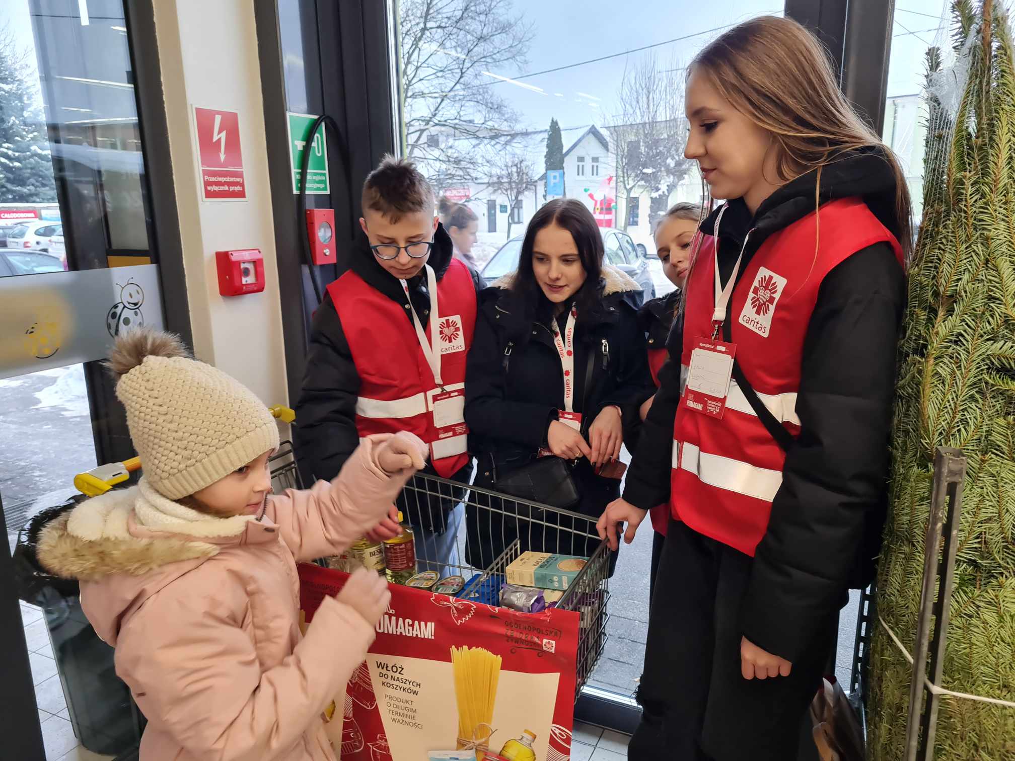 Wolontariat RCEZ w ogólnopolskiej zbiórce żywności „Tak. Pomagam!”