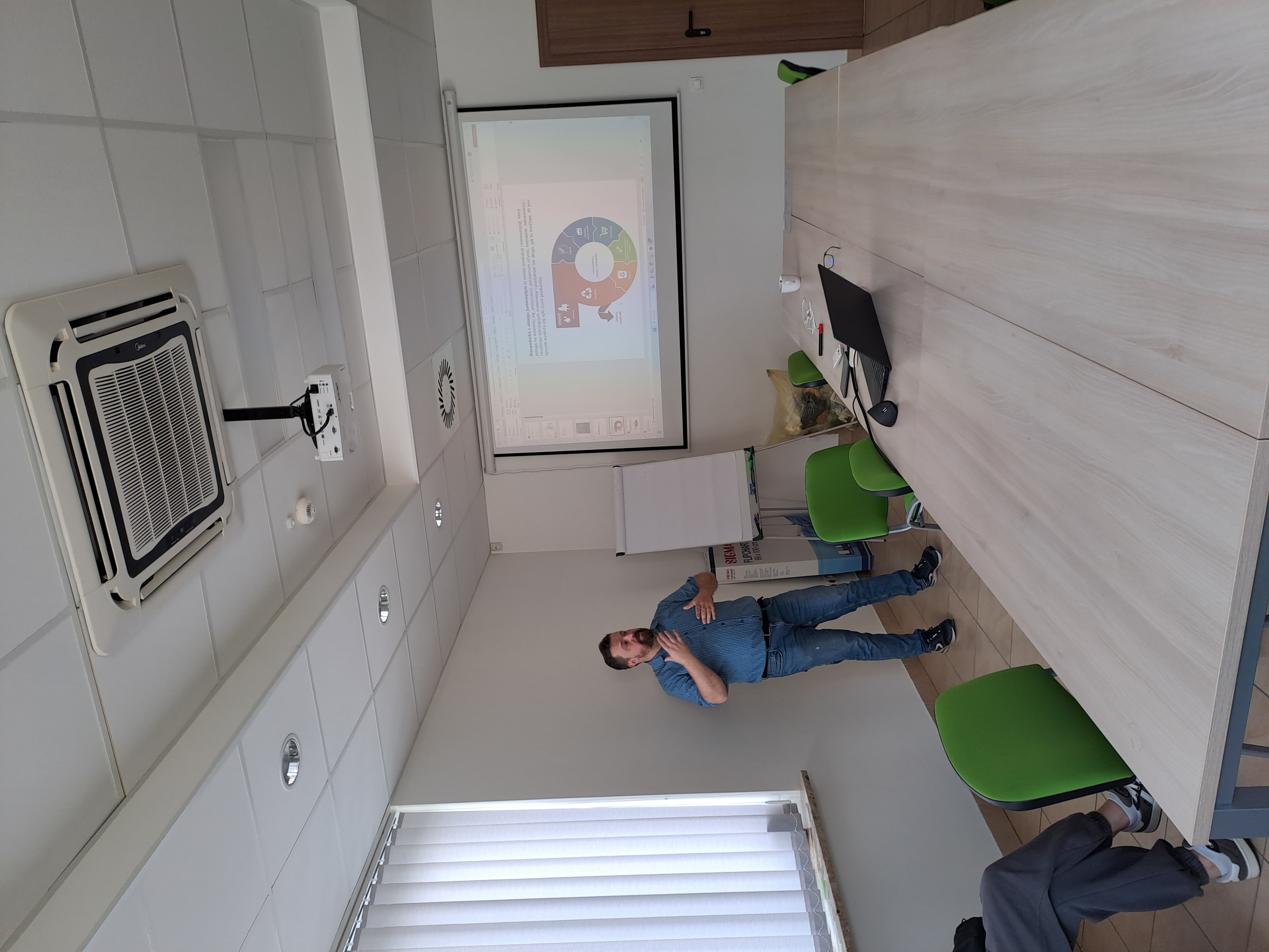 Wycieczka licealistów do sortowni