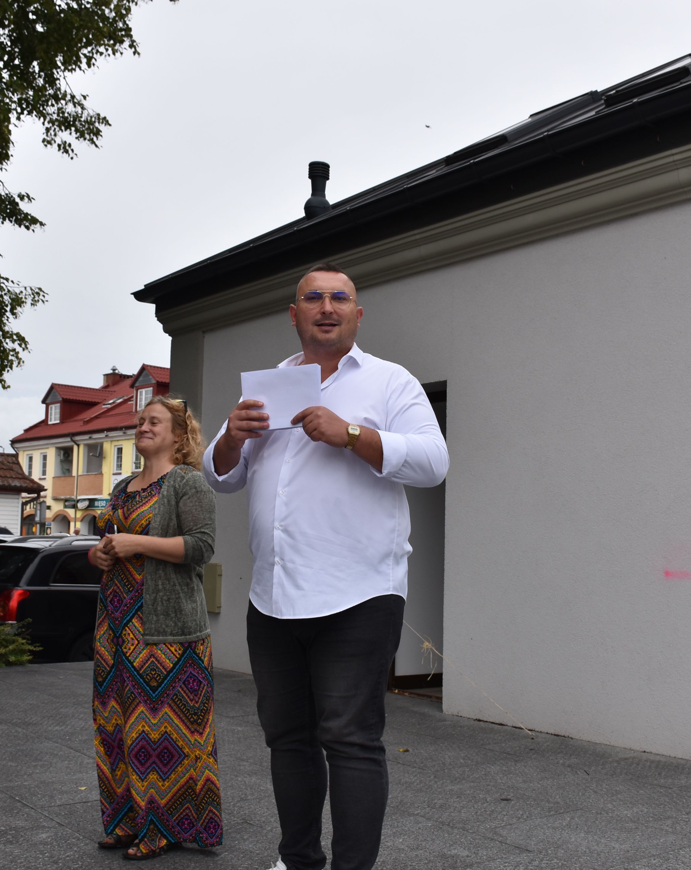 Rozwiązywali zagadki i rebusy podczas gry terenowej