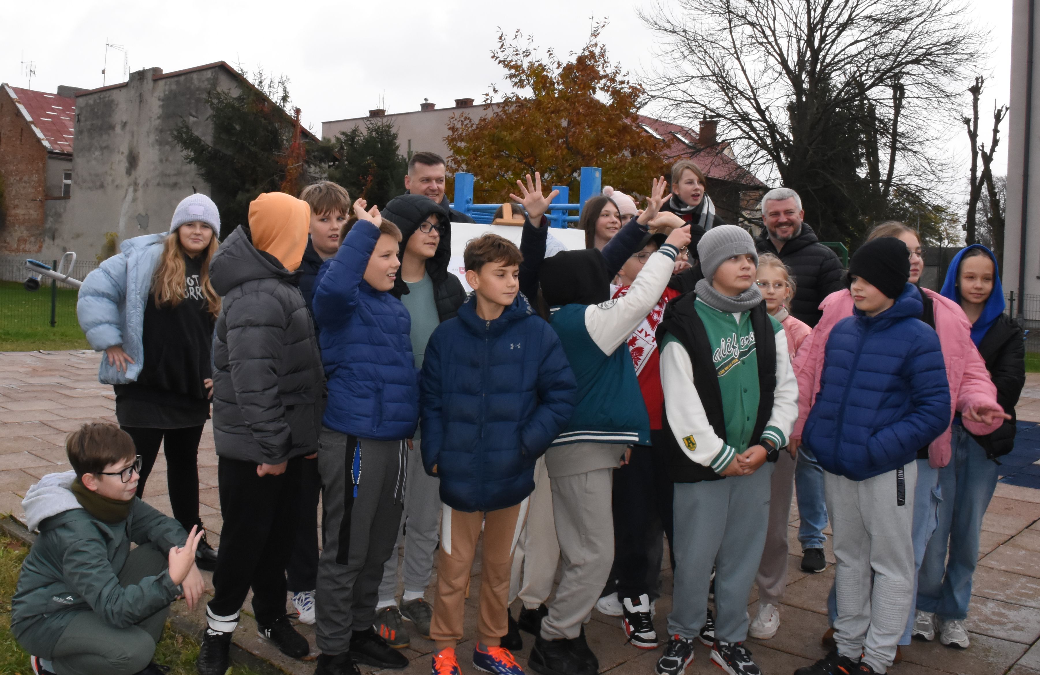 Uczniowie Jedynki w akcji sadzenia drzew