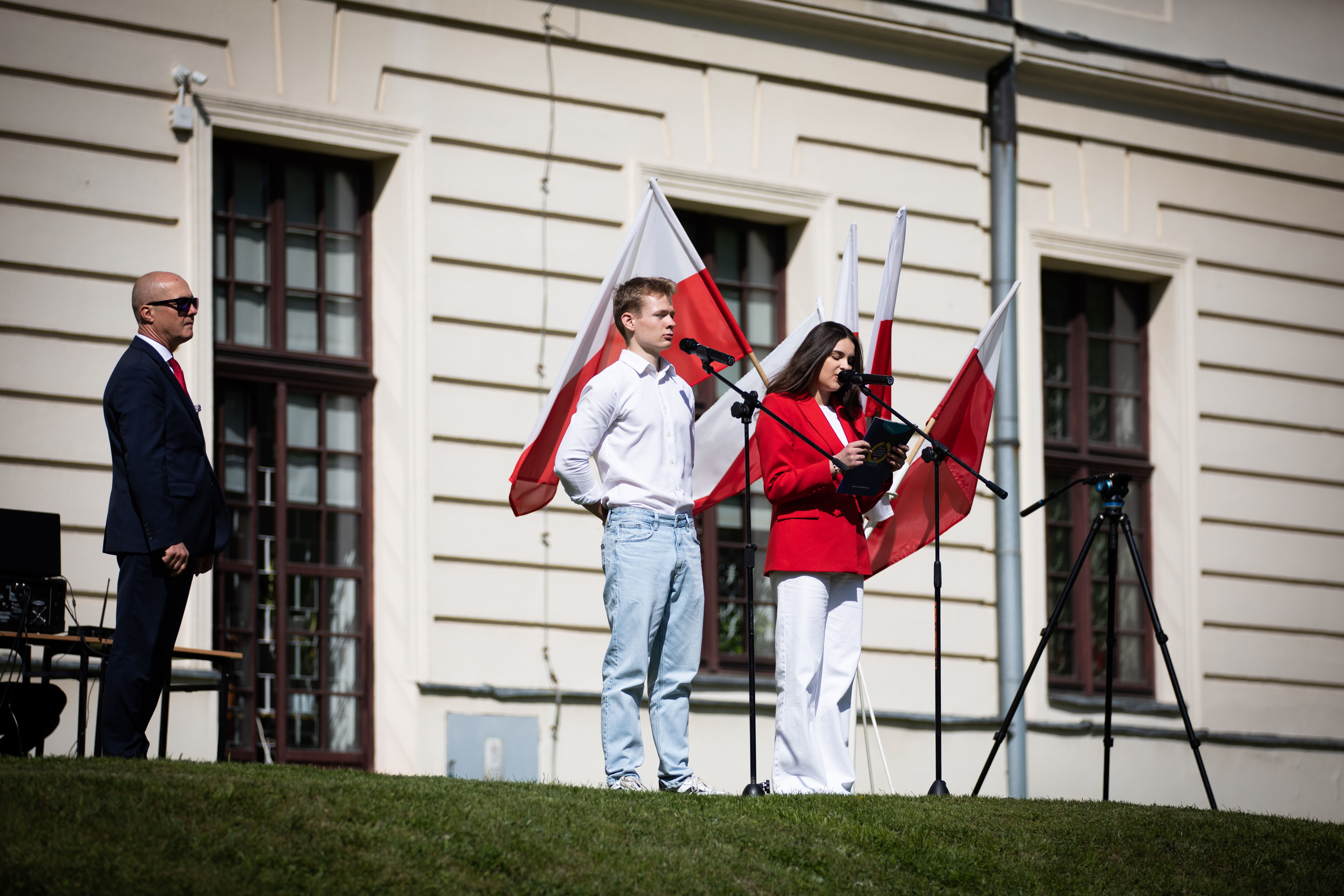 Zatańczyli poloneza w parku