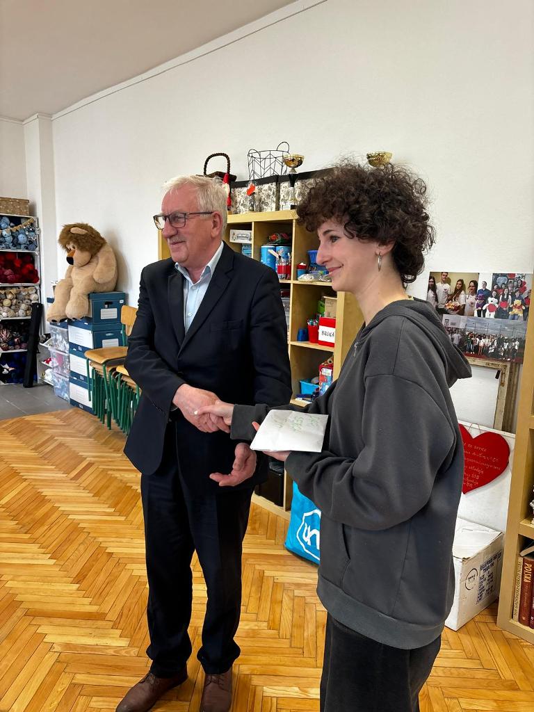 Dar serca II LO dla hospicjum