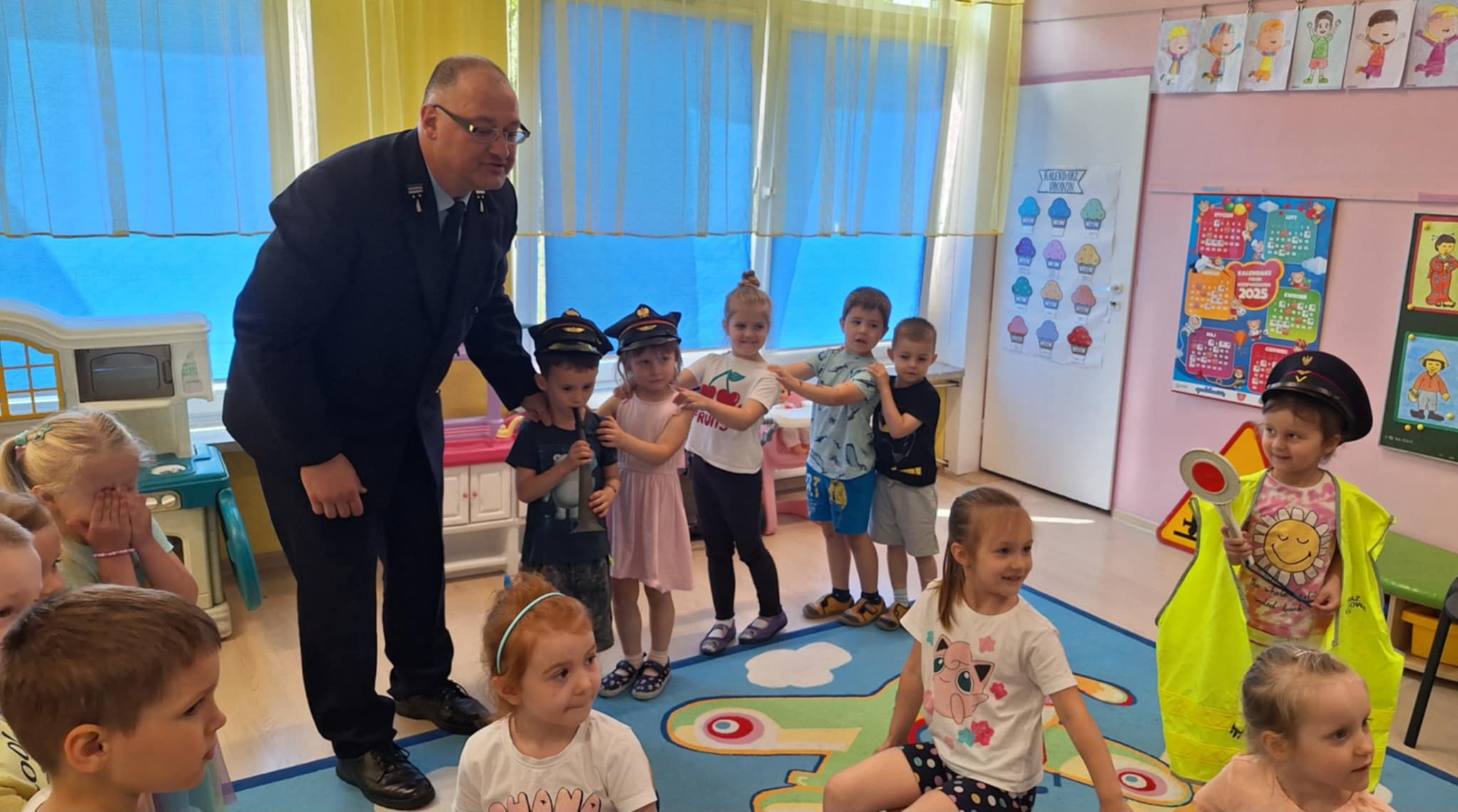 O bezpieczeństwie na przejazdach kolejowych na spotkaniu w przedszkolu