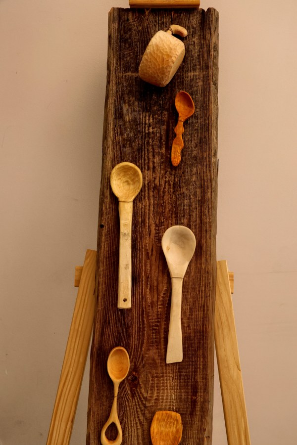 Rzeźbione łyżki na wystawie w Lubartowie