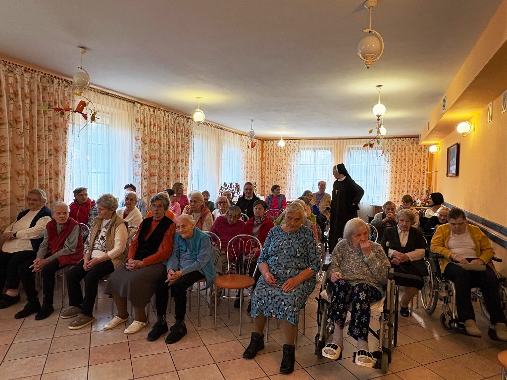 II LO z wizytą w Domu Pomocy Społecznej w Jadwinowie