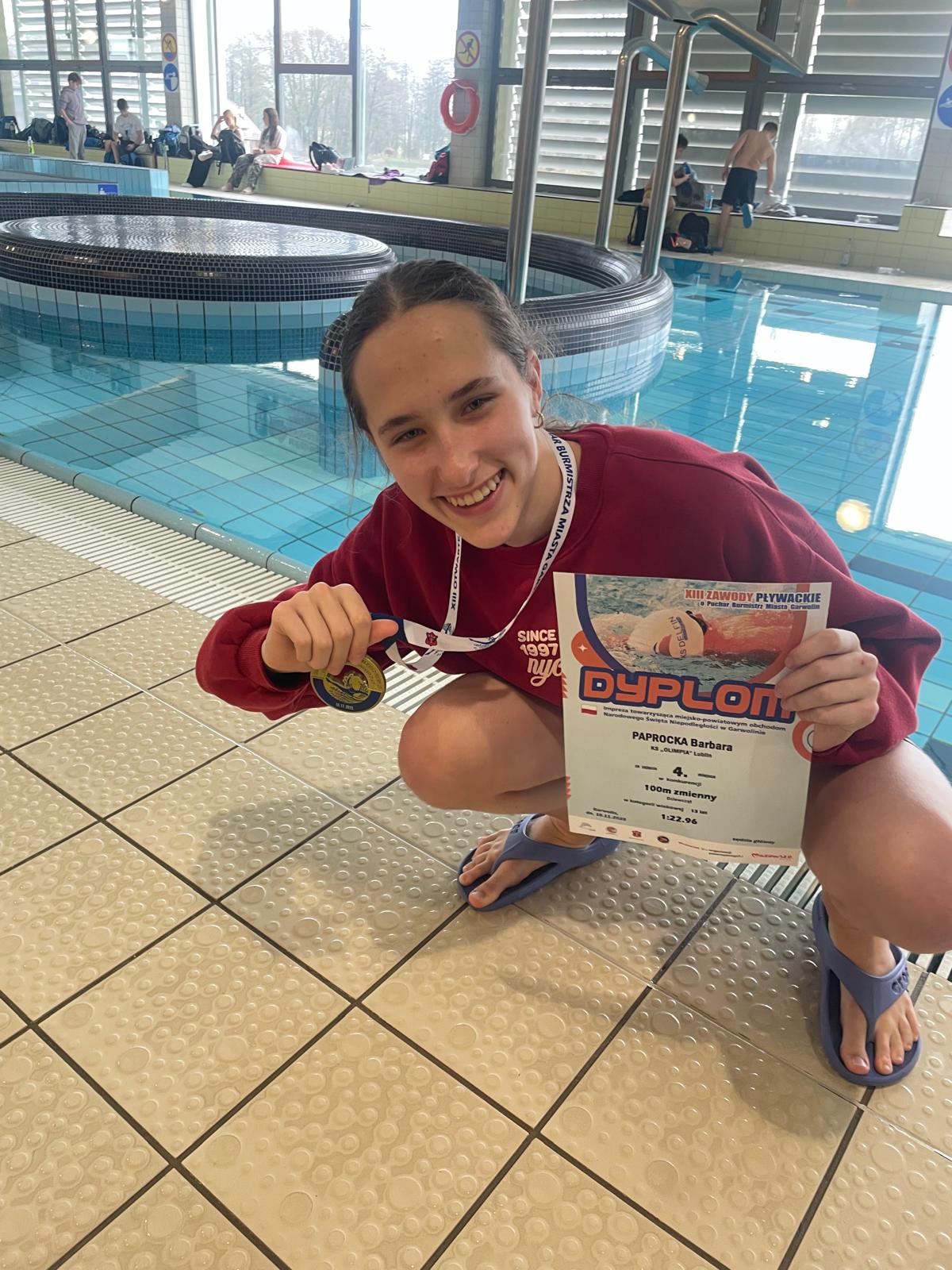 Młodzi pływacy na zawodach w Garwolinie