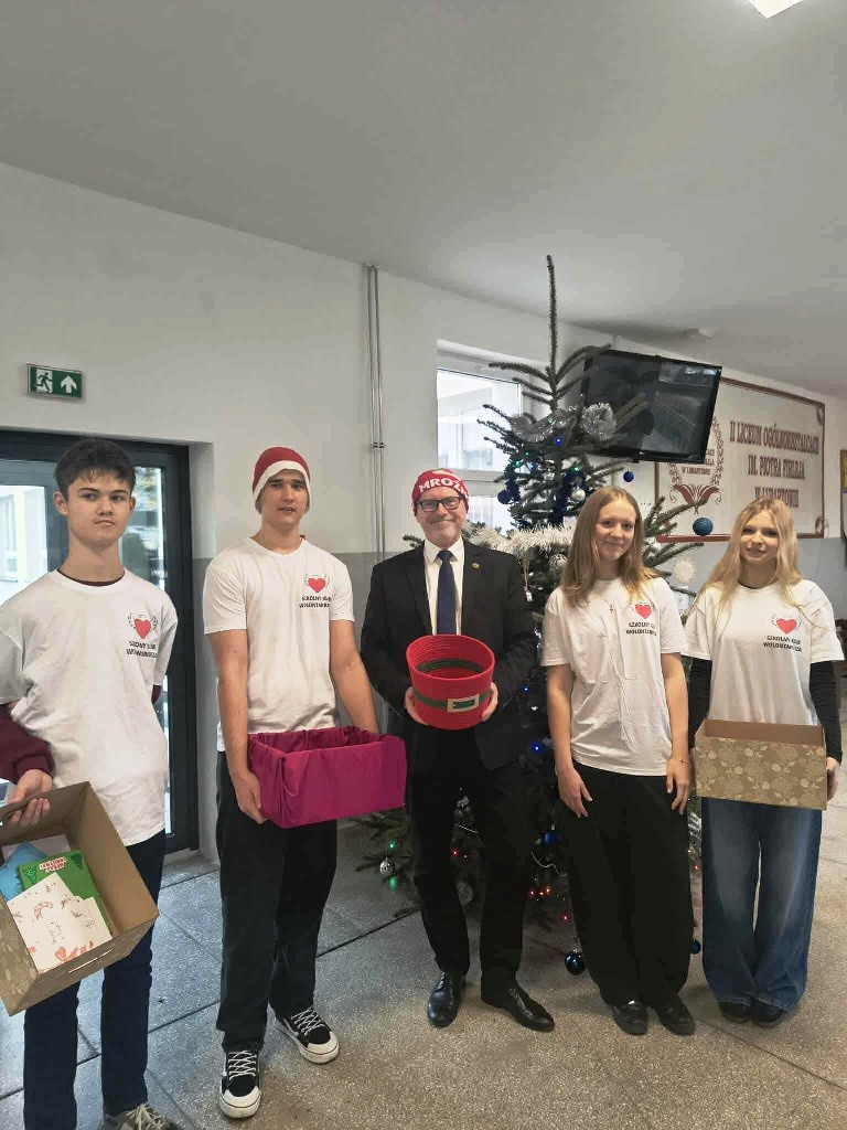 Koszykówka, słodycze i świąteczne kartki: charytatywny dzień w II LO