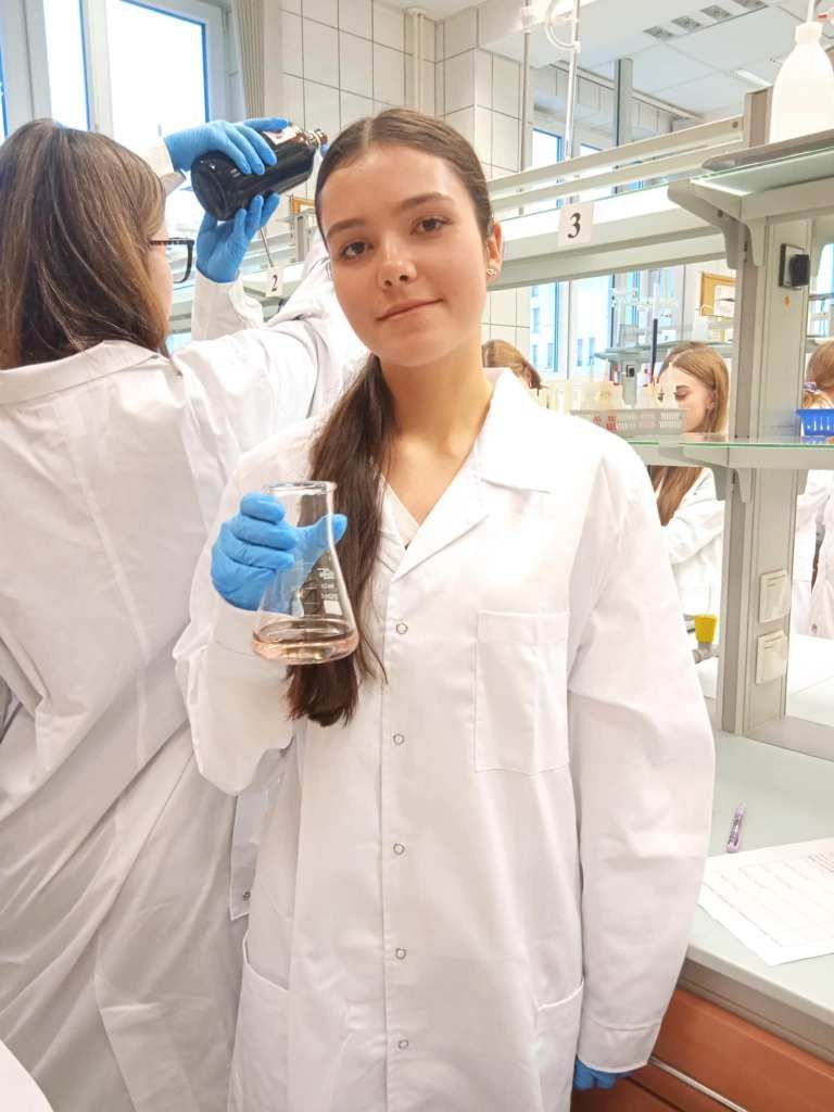 Uczniowie II LO z drugim miejscem w Konkursie Chemicznym „Mistrzowie miareczkowania”