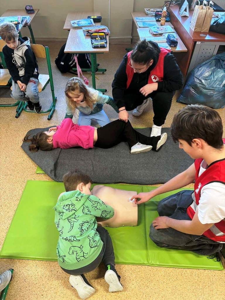 Pierwsza pomoc bez tajemnic – licealiści szkolili młodszych uczniów