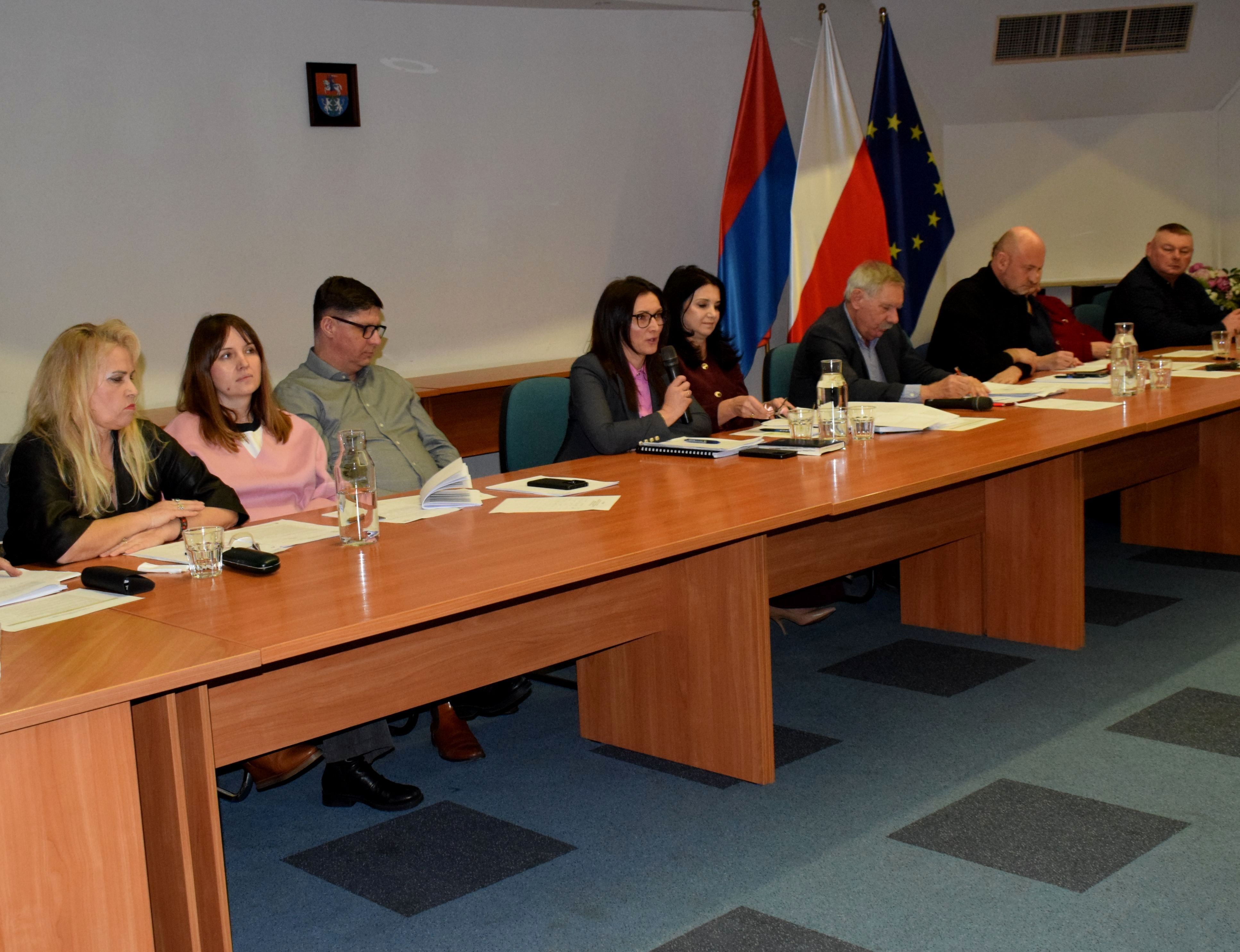 Rodzice i nauczyciele przedszkoli na komisji oświaty Rady Miasta. Dyskutowali o o utworzeniu Zespołów Szkolno-Przedszkolnych