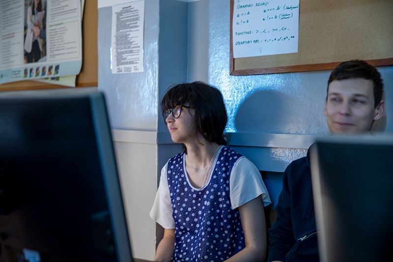 Boski kod i szkolna scena