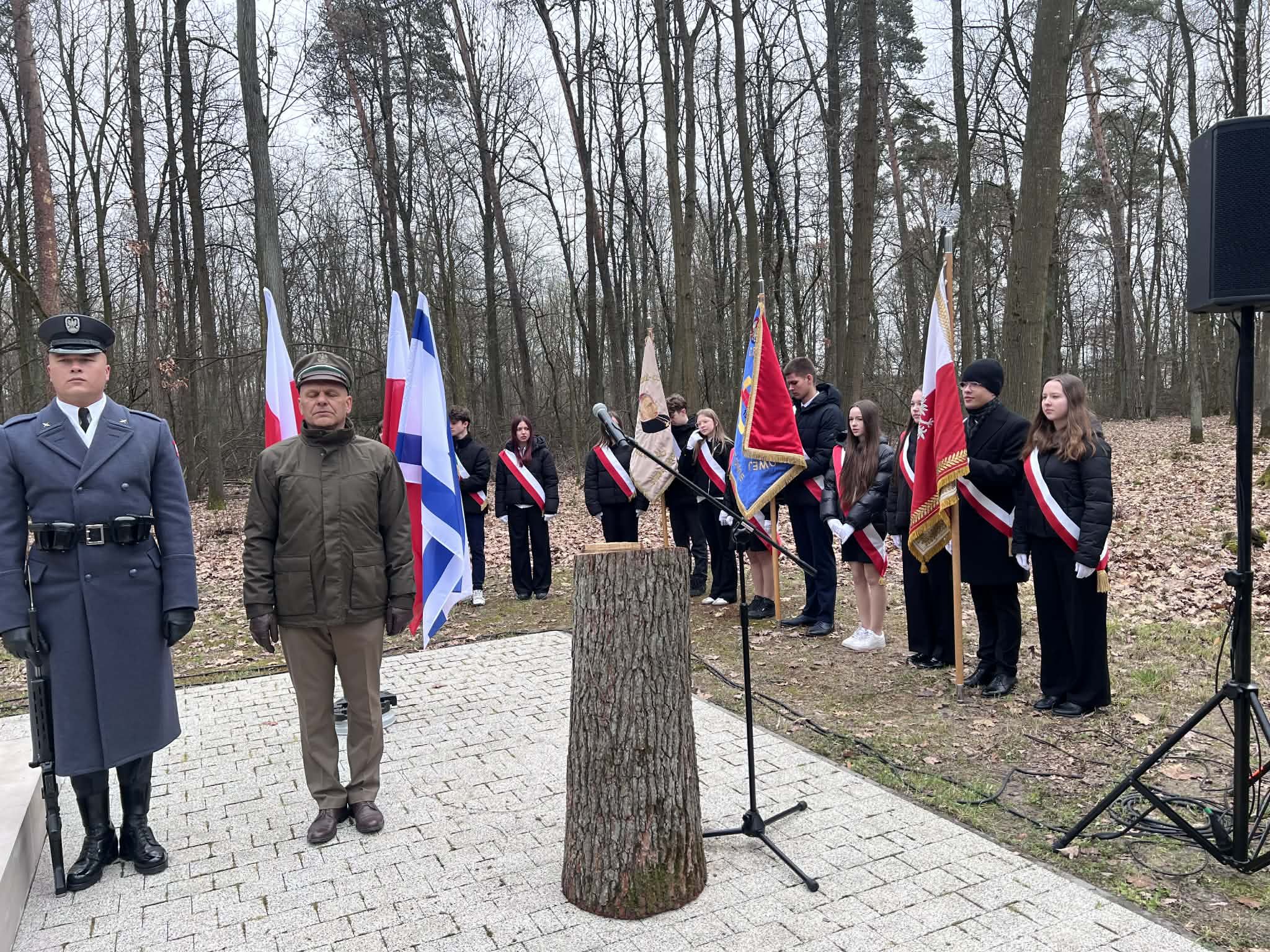 Uczniowie z powagą i szacunkiem oddali hołd …