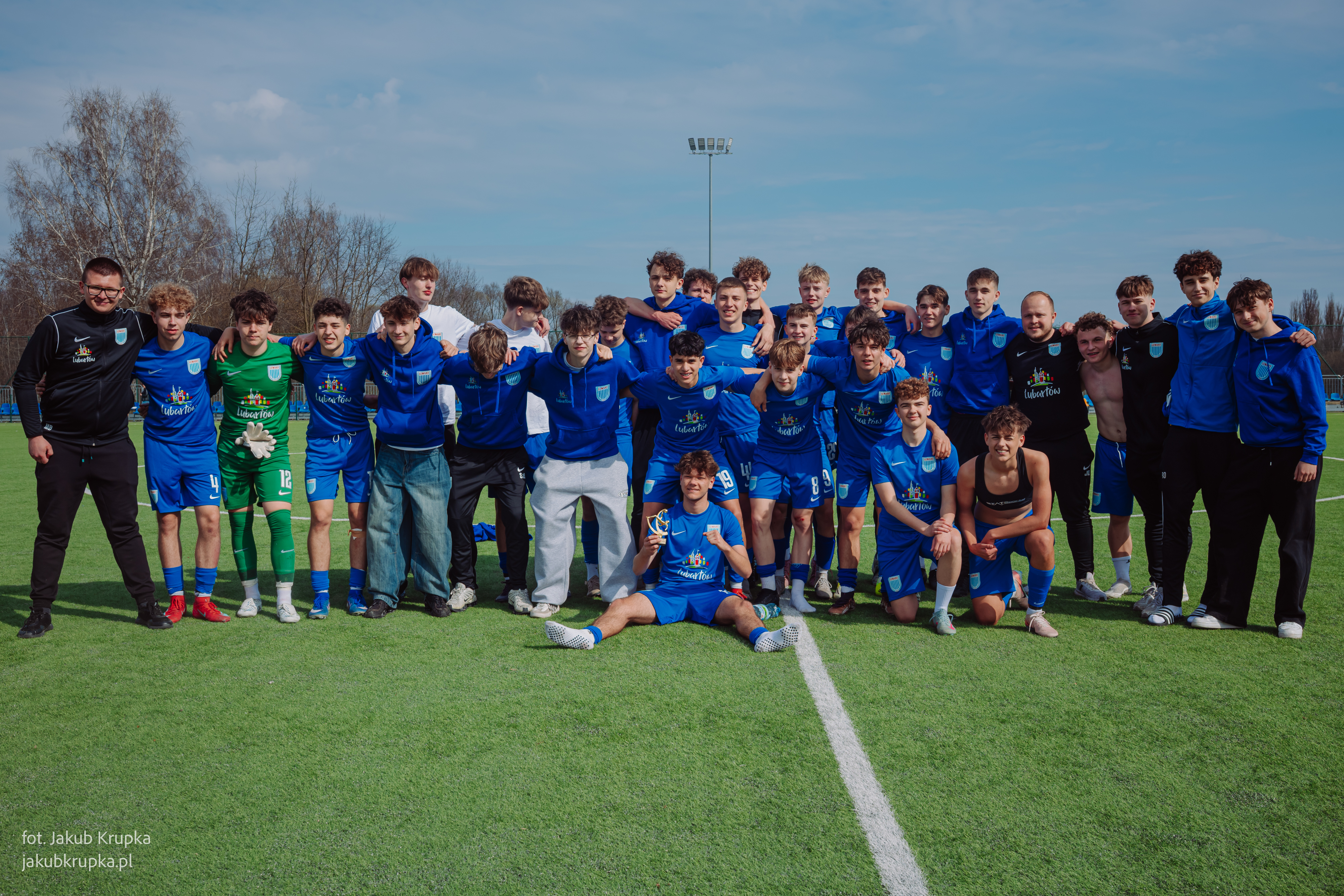 JUNIORZY Lewartu: Piłkarskie święto na trybunach. Dmuchańce, grill, konkursy i zwycięstwo
