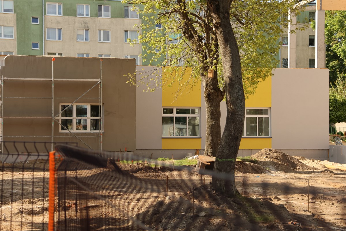 Trwa montaż dachu hali przy II LO