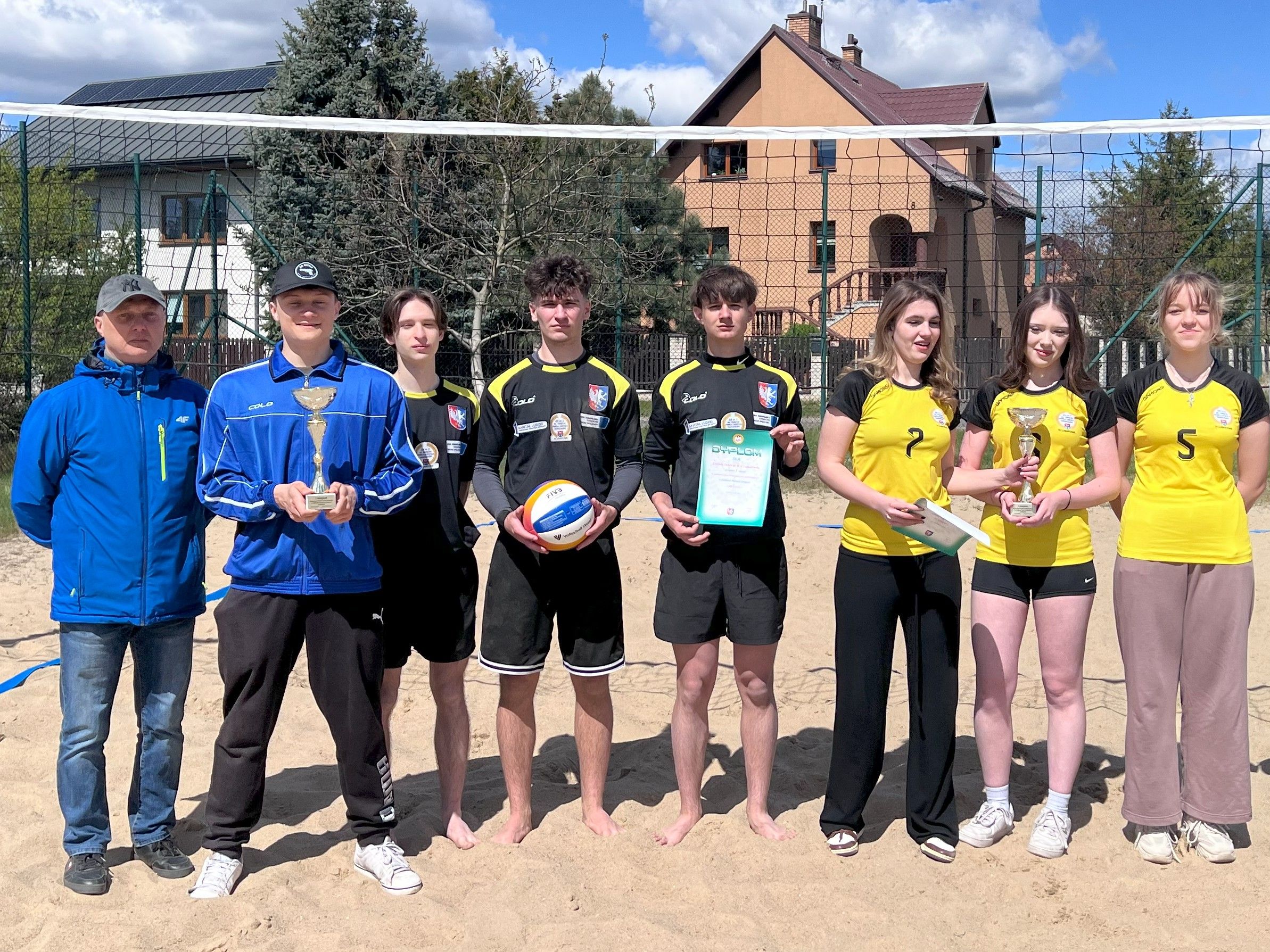 Siatkarze plażowi z ZS nr 2 w Lubartowie trzecią drużyną Rejonu