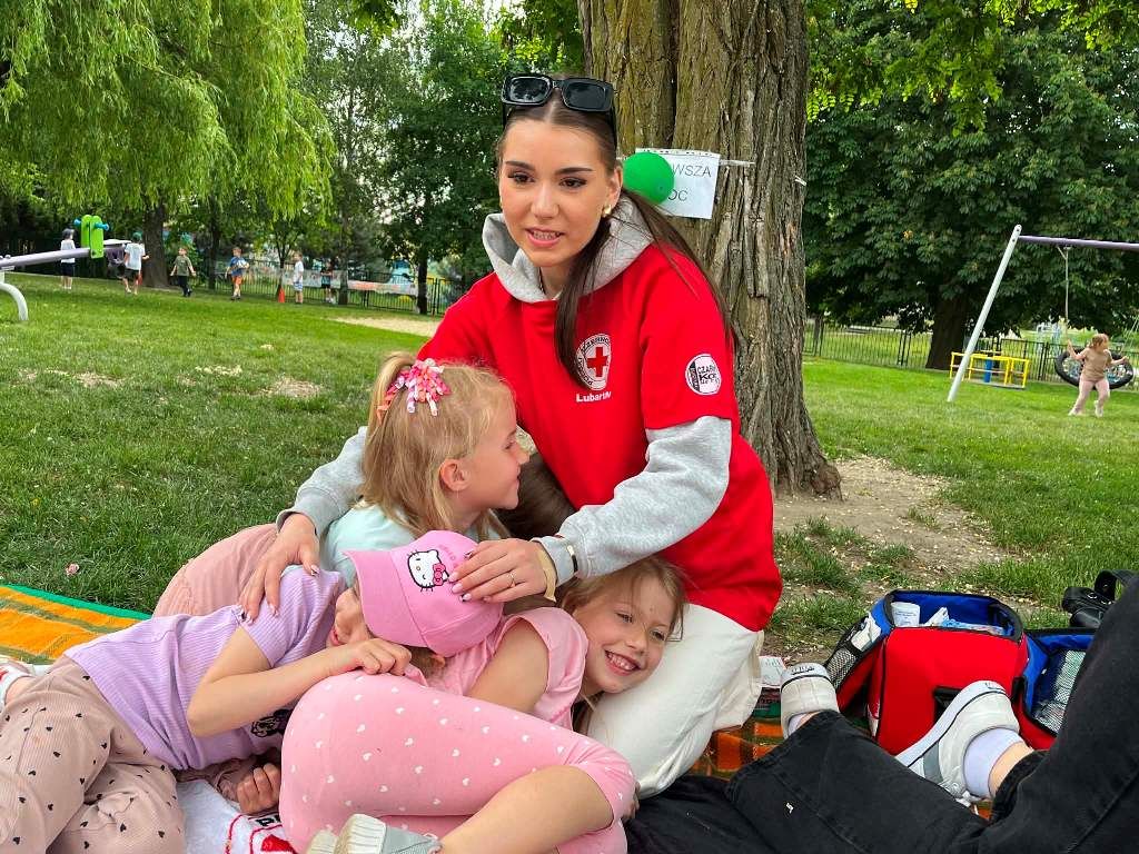 RADOŚĆ, ZABAWA I NAUKA – DZIEŃ DZIECKA ZE SZKOLNYM KOŁEM PCK Z II LO
