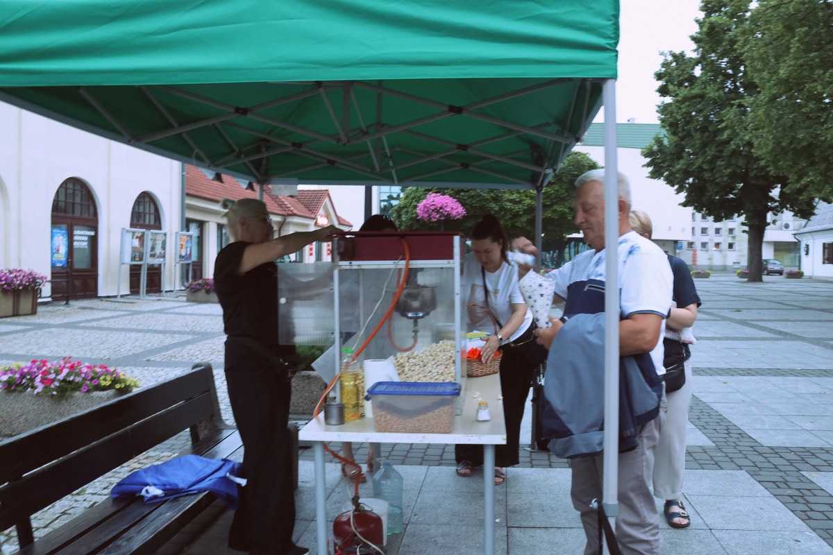 Letnie kino na rynku. Mieszkańcy oglądają „Kuriera” i wspierają hospicjum