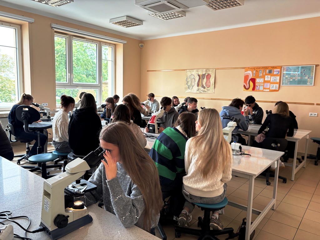 Z LEKCJI BIOLOGII DO LABORATORIUM – NAUKOWA PRZYGODA UCZNIÓW II LO