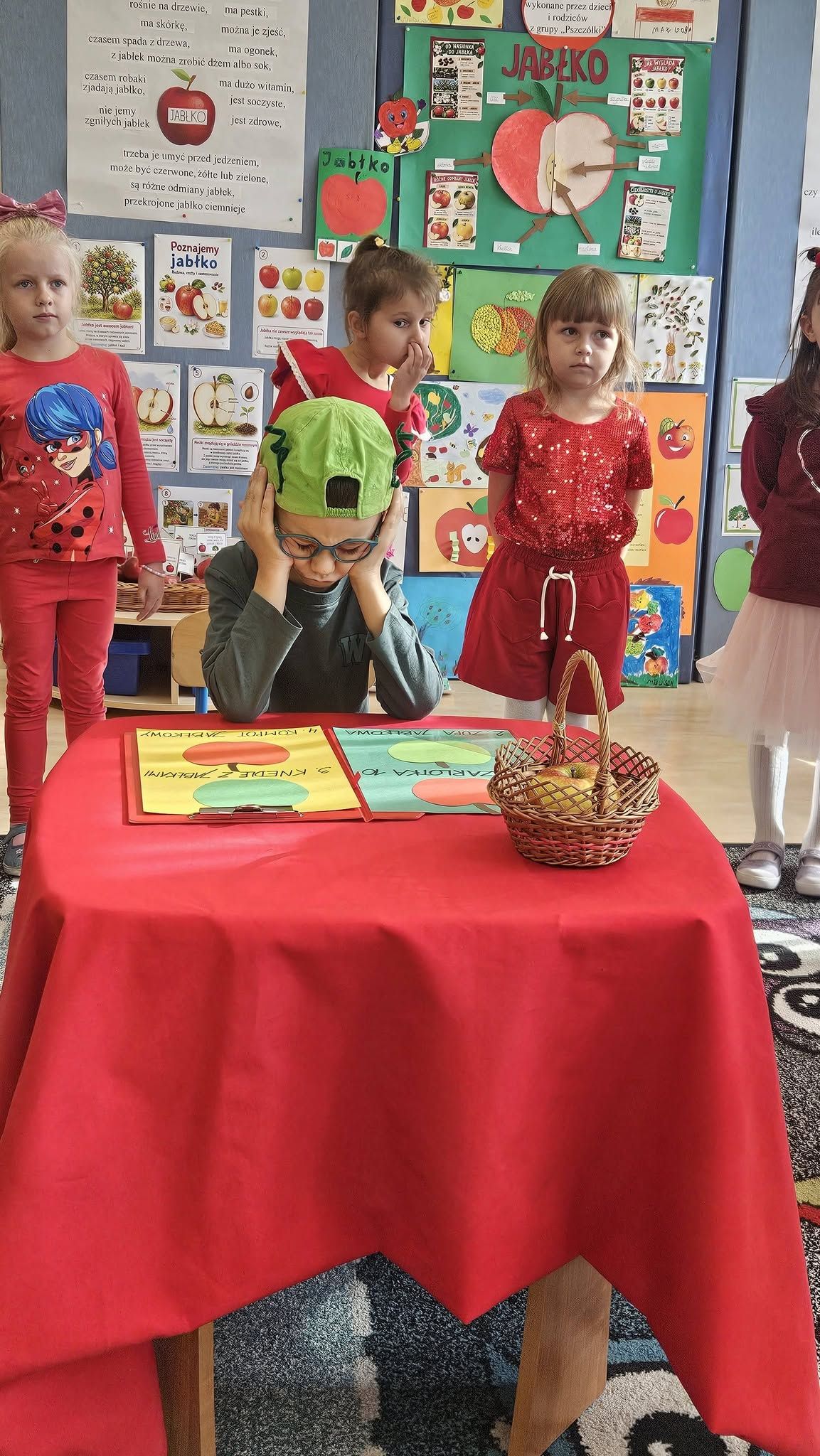 JABŁKO – smaczny, zdrowy i pełen odkryć projekt edukacyjny w Przedszkolu Miejskim nr 5