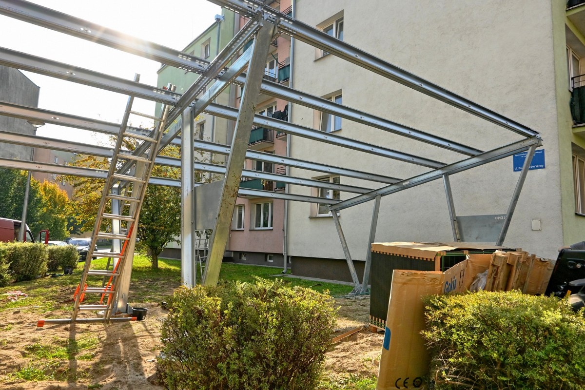 Wiata fotowoltaiczna stanęła za blisko okna. Prezes spółdzielni: Wykonawca się pomylił