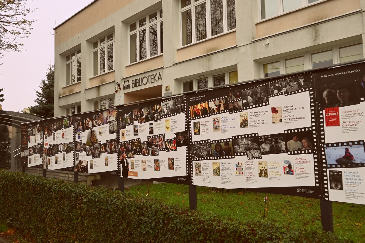 Książki, które trafiły na ekran. Plenerowa wystawa przy lubartowskiej bibliotece